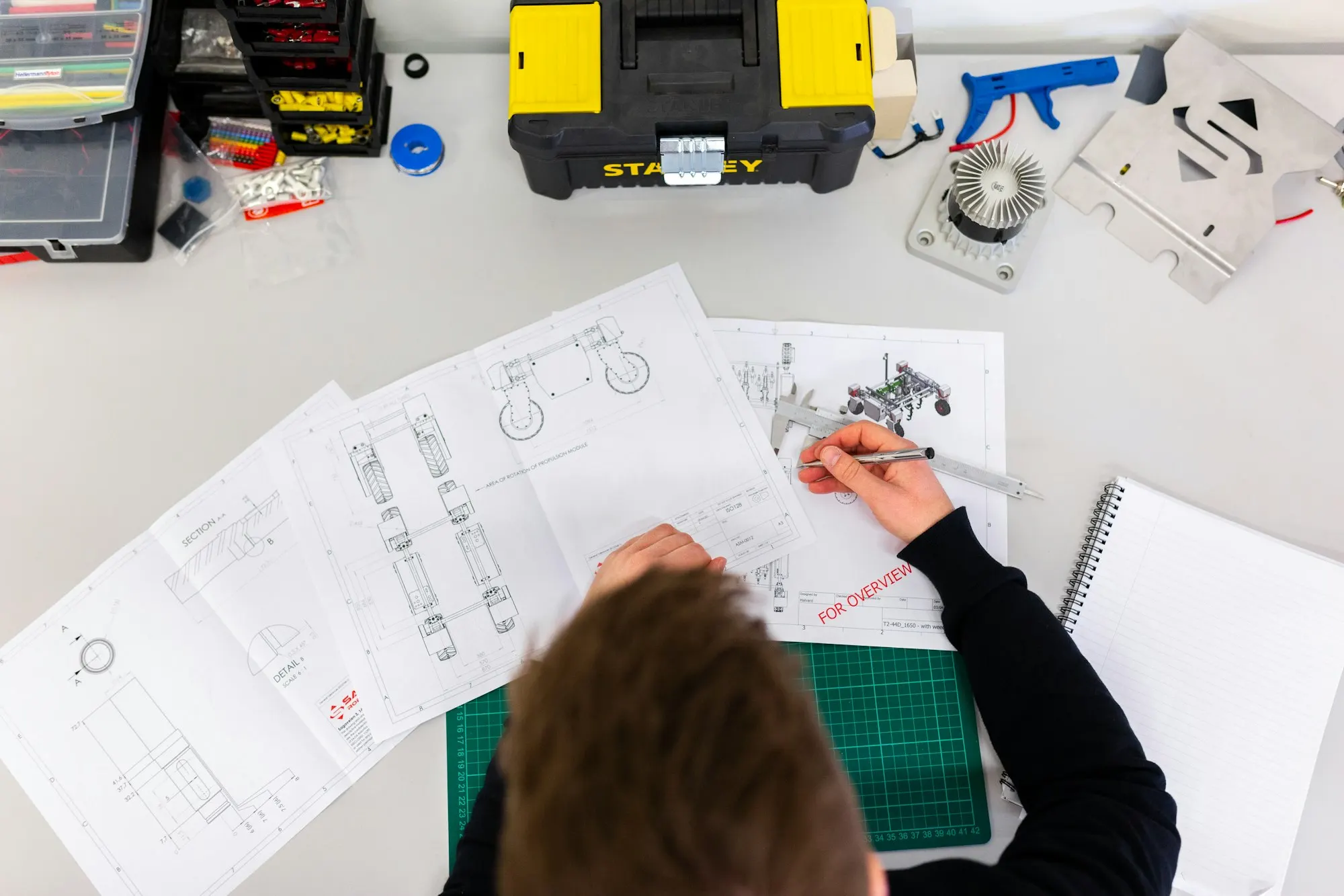 Technikerin und Ingenieur arbeiten an einer Industrieanlage