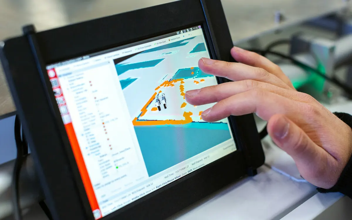 Hand bedient eine Software mit 3D-Modell auf einem Industrie-Tablet