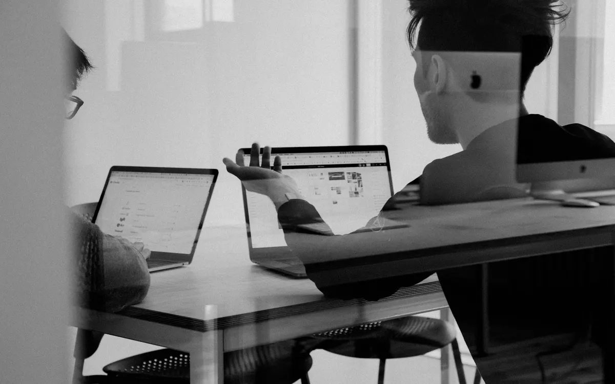 Arbeitsplatz mit Laptop und Notizen bei der Gesprächsvorbereitung
