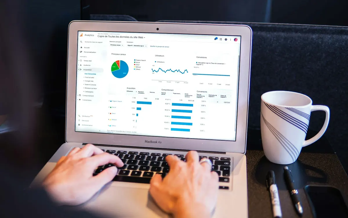Person arbeitet am Laptop mit einem Analyse-Dashboard